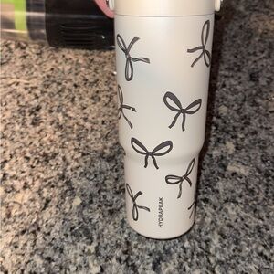 32 oz Hydrapeak White Tumbler with Black Bow Design